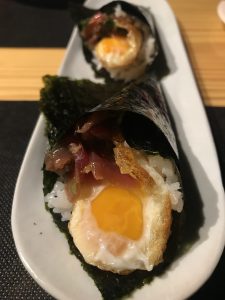 Temaki de atún con huevo de codorniz